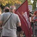 U toku protest roditelja ispred Mašinske škole, direktor Jovine sedi u holu, đaci pored njega skandiraju "ostavka" "niko vas…