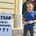 Profesor informatike iz Leskovca protestuje ispred kabineta gradonačelnika: “Mesko, čija je Gimnazija?”