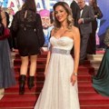 Glamurozna haljina i crveni karmin: Jovana Joksimović zasenila sve na balu u Beču, a tu su i one - voditeljka u crvenoj…