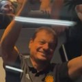 Ataman zapalio Atinu, napravio šou posle derbija: Dobio Olimpijakos, pa zaustavio autobus da slavi! (Video)