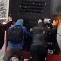 VIDEO: U Beogradu putnici gurali gradski autobus zaglavljen u snegu