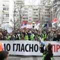 Studenti pešače ka Nišu, u Novom Pazaru protest: Burno ispred Pete beogradske gimnazije (foto, video)