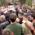 Tenzije na Zvezdari i Vračaru: Aktivisti SNS ponovo postavili štandove, građani negoduju (VIDEO)