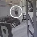 Ide od kuće do kuće i "čekira" vrata! Lopov hara po Zemunu, u jedan dom se ušunjao i odneo plen