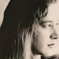 Da li prepoznajete pevačicu sa fotografije? Njenu karijeru obeležio je veliki skandal, svi je znate, a danas izgleda totalno…