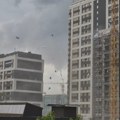(VIDEO) Počelo nevreme, sa zgrade na Novom Beogradu spada materijal