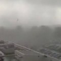 Tornado nosi sve pred sobom: Dramatične scene nadomak aerodroma i snimak koji će vas ostaviti bez daha - Francuska gleda u…