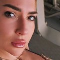 (Video): Jovana Jeremić se snimala u svilenoj spavaćici bez brushaltera, naziru se i bradavice: Voditeljka u vrelom izdanju i…
