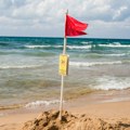 Stravično! Poznata plaža zatvorena, pojavili se PLAVI ZMAJEVI! Sezonski profit OPADA, istaknuta CRVENA ZASTAVA