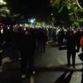 Nemiri u irskoj: Gnev zbog napada migranata na devojčicu (10), spaljeno policijsko vozilo (video)