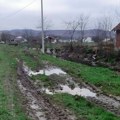 Meštani Oslara: Živimo u blatu, deci na noge navlačimo kese