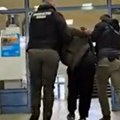 (Video) Stavili mu lisice, pa ga pognutog uveli u stanicu! Ovako je uhapšen silovatelj iz Merošine: Napao taksistkinju (27), i…