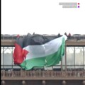 Razvijena palestinska zastava na Ajfelovoj kuli: Policija odmah reagovala, šestoro aktivista uhapšeno (video)