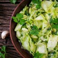 Osvežava, a ne goji! Salata sa tikvicama koju ćete praviti celog leta, gotova za 15 minuta