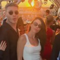 Poznati glumci u društvu prelepih žena: Miloš Biković i Aleksandar Radojčić zajedno na Exitu FOTO