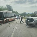 Teška saobraćajna nezgoda kod Čačka: Sudarili se autobus i automobil