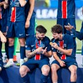 Zarađuje 700.000 evra mesečno, a vozi... Navijači u šoku kada su videli kojim autom velika fudbalska zvezda dolazi na trening…