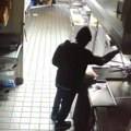 Novi Sad u šoku zbog jednog lopova: Kamere u kafiću sve snimile, pogledajte čime je sakrio lice (video)