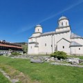 Sveti kralj Vladislav sabira vernike u Mileševi