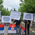 U Zvečanu skup podrške uhapšenim Srbima, Aljiu gađali farbom