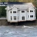Kuća na Aljasci se urušila zbog velikih poplava (VIDEO)