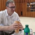 Vučić, Mali i Momirović doručkovali sendvič sa parizerom i najavili da će pojeftiniti još 10 proizvoda