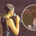 (Video) Prija i Jelena Đoković šalju poljupce jedna drugoj: Novakova supruga se skroz opustila na koncertu u Nišu! Skače i…