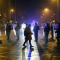 Nasilni protesti i neredi u Dablinu, napadnuta policija, zapaljena vozila (video)