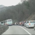 Velike gužve na administrativnim prelazima Jarinju i Merdaru: Veliki broj autobusa vozi građane s Kosova u Srbiju da glasaju