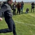Vučić na fudbalskom terenu: Najlepše je sa meštanima Pambukovice (video)