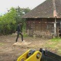 (Foto): Naš poznati glumac kupio veliko imanje na selu Pored kuće poseduje ovce i traktore, a okružen je zelenilom
