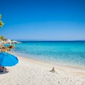 Ležaljka skuplja od noćenja u apartmanu! Evo koliko turisti u Grčkoj moraju da plate za 3. red na plaži