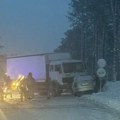 Težak sudar na zavejanom putu kod Zlatibora, ima povređenih, saobraćaj ka CG u prekidu