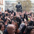 Protest ispred Filozofskog fakulteta: Prvi u organizaciji "Pobunjenog univerziteta", došli i profesori i glumci (foto)