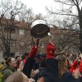 „SNS trojku“ u Nišu dočekuju protestanti, zbog najave Vučićeve posete Leskovcu i Prokuplju predlaže se i njemu odbor…