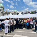 Studenti iz „Ćacilenda“ i dalje blokiraju centar Beograda: Za Prvi maj malo su jeli, pili, pa udarili na novinare i…