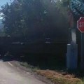 Pružni prelaz opasnog življenja u Vranjskoj Banji: Rampa podignuta,vozovi prolaze!?