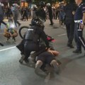 (VIDEO/FOTO) Vozio bicikl između dva kordona, policija ga oborila na zemlju, pa pustila