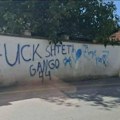 Pogrdni grafiti usmereni protiv Srba ispisani na zidu dvorišta crkve u Kosovskoj Vitini