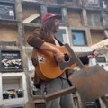 Pevač doživeo nervni slom na bini, pa izlomio sve oko sebe Koncert hitno prekinut, publika zatečena scenama