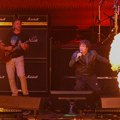 (Video) "sramota, bes, bol": Milej kao roker na sceni pred 15.000 ljudi dok zemlja tone u haos, pljušte burne reakcije…