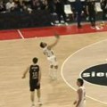 Luđi koš u životu niste videli! Evropa bruji o potezu Kampaca! Pogodio spektakularnu trojku preko glave sa svoje polovine, ali…