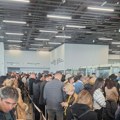 Pao sistem za pasoše na aerodromu Nikola Tesla: Putnici stoje u nepreglednom redu, brinu za letove (foto)