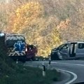 Žestok sudar u Ovčarsko-kablarskoj klisuri: Više osoba povređeno, vozila uništena, vatrogasci izvlače ljude