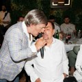Pevač se pojavio u neviđenom izdanju pred kolegama! Nastao muk u bašti najpoznatijeg restorana u Skadarliji