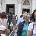 Преко пола милиона људи видело реликвију са Свете Горе: Појас Пресвете Богородице изложен још три дана!
