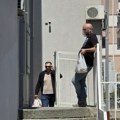 (Video) Kasper došao kod Mine Kostić u "Lazu" U ruci ogromna, puna kesa: Priča na telefon, a na licu briga