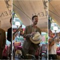 (Video) Novosadski zet zapalio Skadarliju! Nikola Rokvić sa šeširom u ruci zapevao u bašti „Dva jelena“ i oduševio prolaznike…