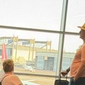 Prvi paparaco najlepše Srpkinje sa mužem biznismenom Ivana Kukrić na aerodromu, hladi se lepezom: Bogati Crnogorac sa šeširom…