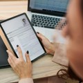 „Job scrolling“: Zašto Gen Z gleda oglase za posao čak i tokom radnog vremena